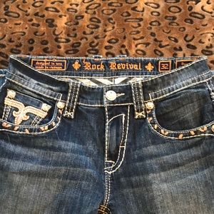 Men’s Rock Revival in a Darry Straight Jeans